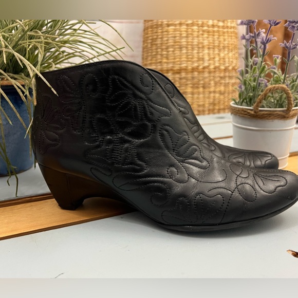 Pikolinos 'Lille' Quilted Leather Black Ankle Booties Size 40 (9-9.5) - Picture 10 of 12